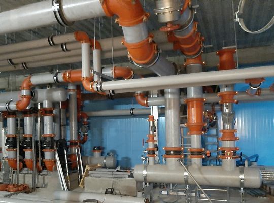 maszynownia wody lodowej zlokalizowana w nowopowstającym budynku biurowym w Trójmieście wykonana za pomocą rowkowanego systemu łączenia  rur  Firmy Victaulic