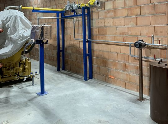 Kompleksowe wykonanie podłączenia instalacji wraz z podporami dla agregatu kogeneracyjnego o mocy 999kWe zasilanego gazem ziemnym na terenie inwestycji zlokalizowanej w centralnej Polsce. Do instalacji i podłączenia odcinków rurociągów wykorzystano system