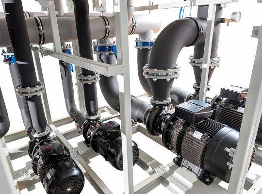 Zespół 7 pomp osadzonych i zabudowanych na wspólnej ramie zasilający instalację  chłodzenia