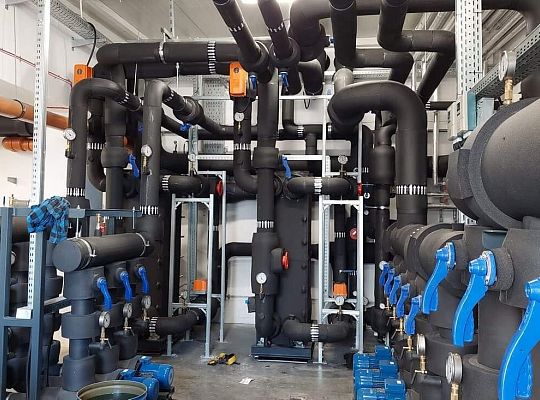 Machine cooling in a powder coating plant