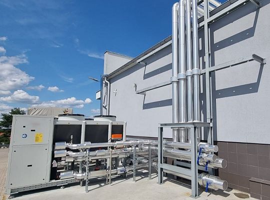 Machine cooling in a powder coating plant