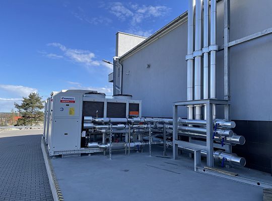 Machine cooling in a powder coating plant