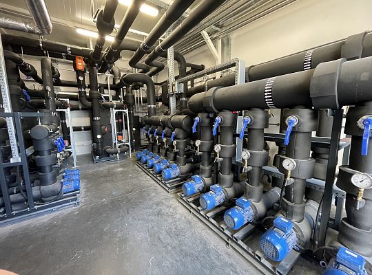 Machine cooling in a powder coating plant