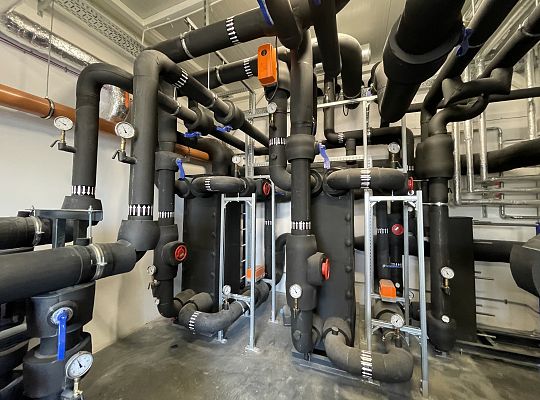 Machine cooling in a powder coating plant