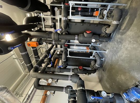 Machine cooling in a powder coating plant