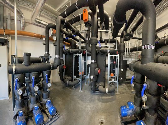 Machine cooling in a powder coating plant