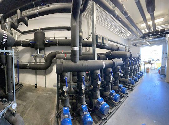 Machine cooling in a powder coating plant