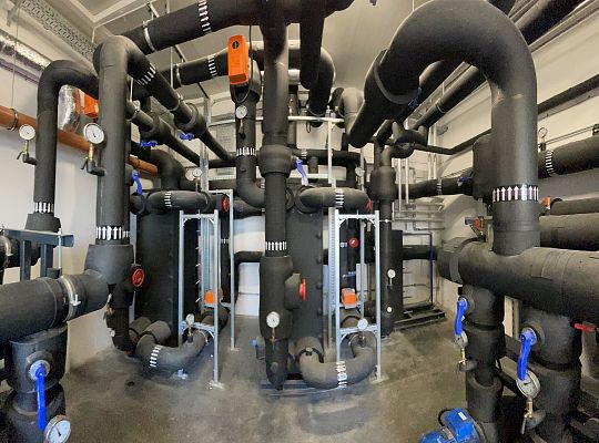 Machine cooling in a powder coating plant