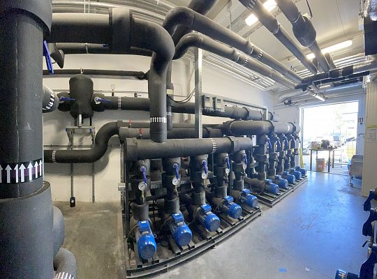 Machine cooling in a powder coating plant