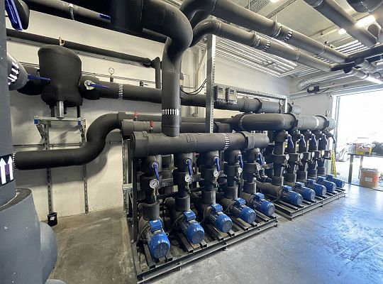 Machine cooling in a powder coating plant