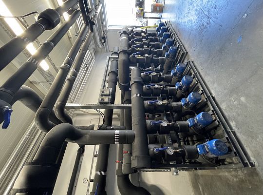 Machine cooling in a powder coating plant