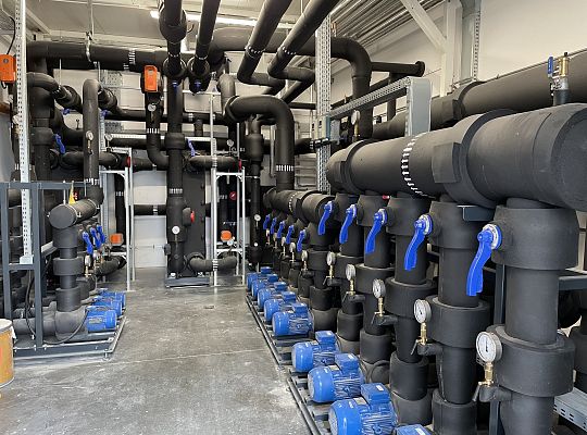 Machine cooling in a powder coating plant